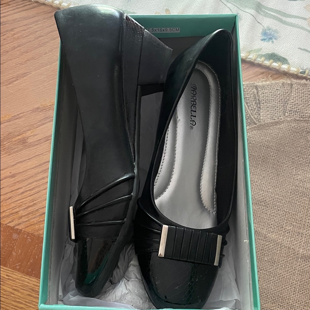 Marbella Women's Black Loafers with Stylish Accents